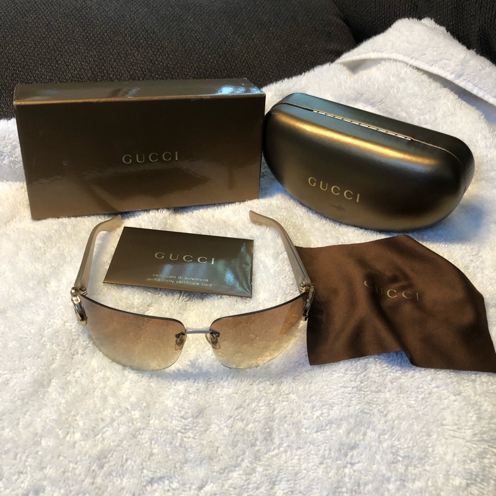 Gucci sunglass
